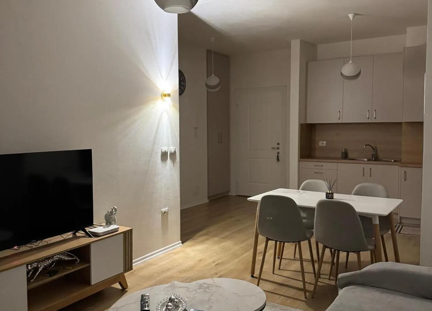 Apartment Bright & Roomy Tirana