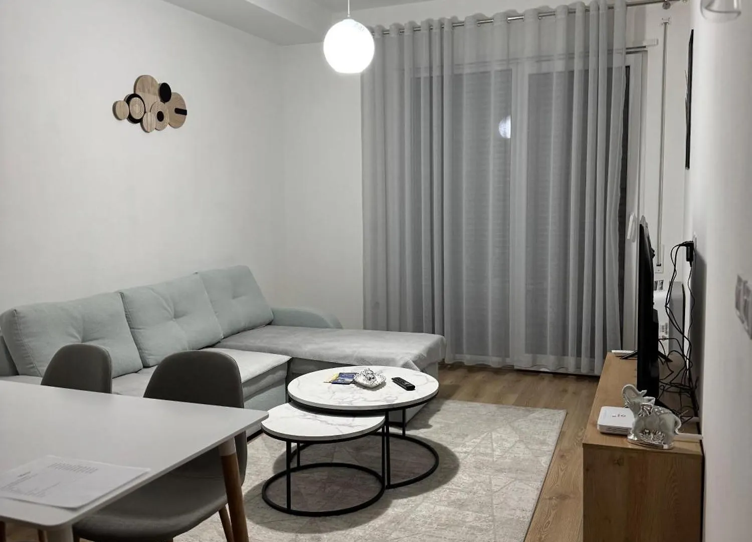 Apartment Bright & Roomy Tirana