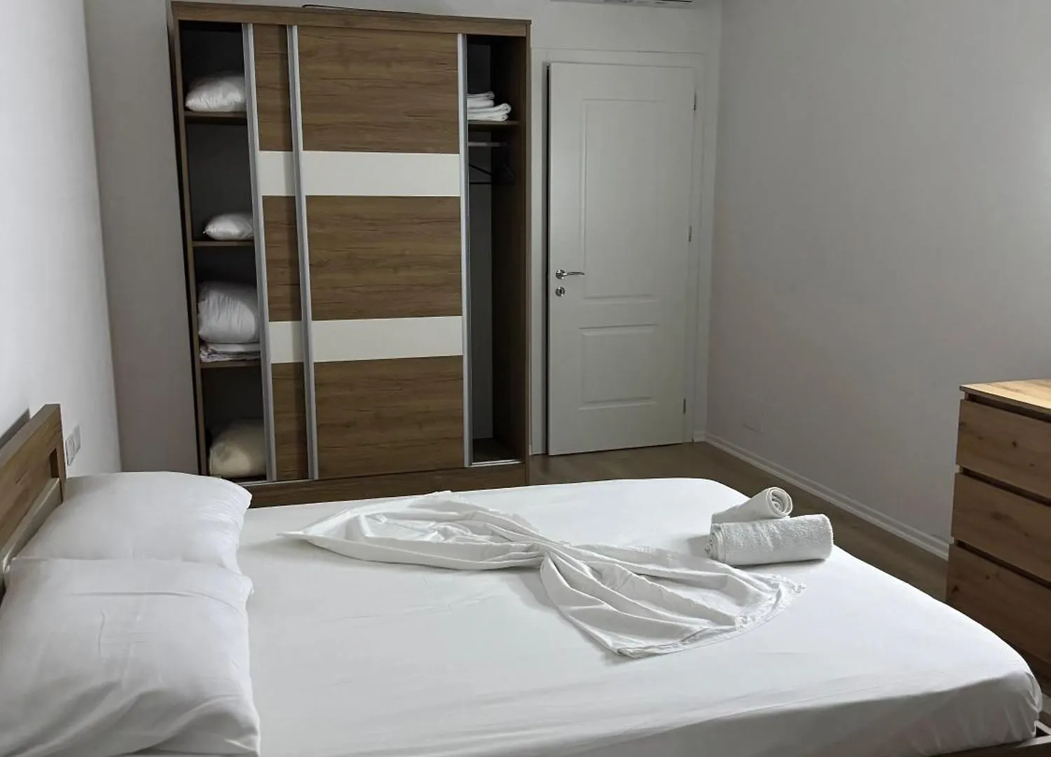 Apartment Bright & Roomy Tirana